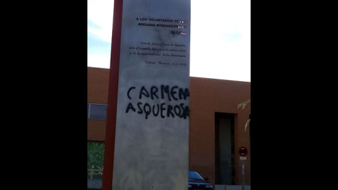 Pintada contra Carmena en el Monumento de homenaje a las Brigadas Internacionales.