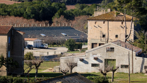 L’autòdrom de Terramar, amb una de les masies, la gradería i una part del circuit. Gemma Sánchez | ACN