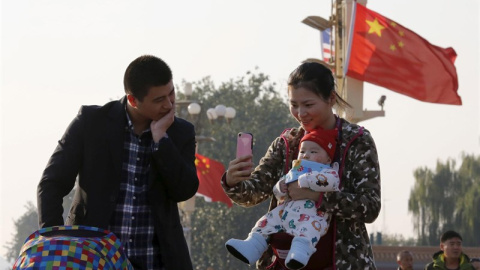 Una pareja china en Pekín / REUTERS