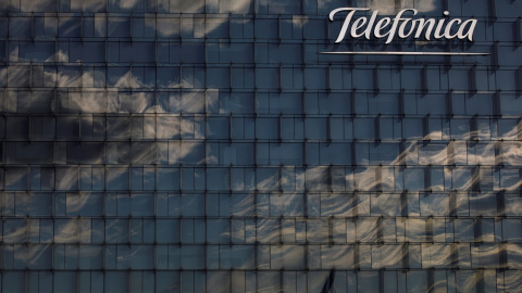 El logo de Telefónica en su sede en el distrito de Las Tablas, en la zona norte de Madrid. REUTERS/Juan Medina