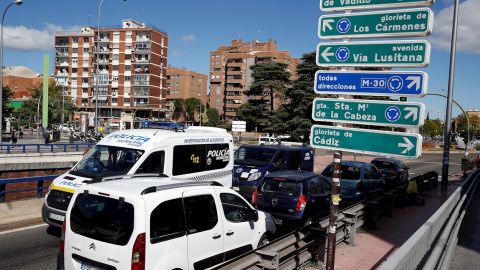 Controles policiales en la Plaza de Fernández Ladreda esta semana por las restricciones en Madrid. /EFE