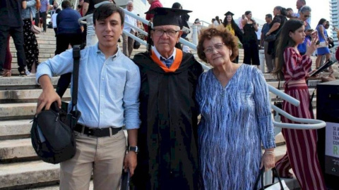 Ismael Mejías se gradúa de Bachillerato en Ingeniería Industrial (lasexta.com)