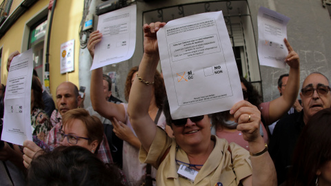 Varios manifestantes en el acto de "Madrileños por el derecho a decidir" se concentran a las puertas del Teatro del Barrio en Malasaña sujetando papeletas del referéndum del 1 de octubre. REUTERS/Sergio Pérez