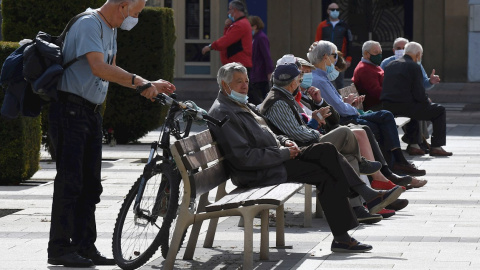 Varias personas descansan en un banco protegidos con mascarilla durante la segunda jornada en la capital leonesa por el confinamiento perimetral provocado por la Covid-19. Castilla y León ha anotado este jueves 775 positivos por PCR y de antígenos, con 