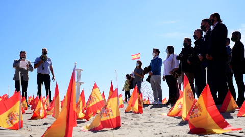 Playa Patacona de Valencia, con 53.000 banderas de España por los fallecidos en pandemia