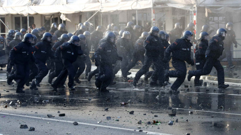 Un grupo de policías antidisturbios corren hacia manifestantes en Hamburgo. /REUTERS