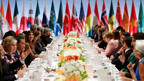 Los líderes del G20, durante la cena oficial en Hamburgo. /REUTERS