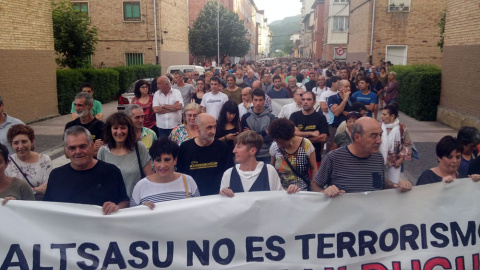 Imagen de la cabecera de la manifestación que ha recorrido hoy las calles de Altsasu. /DANILO ALBIN