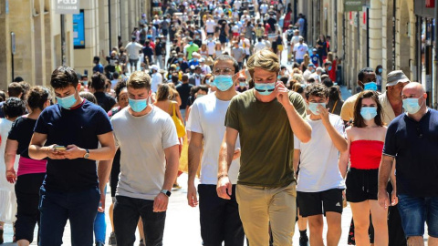 Personas con mascarilla en Francia durante la pandemia de coronavirus - AFP