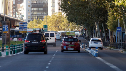 06/10/2020.- Vista del tráfico en el Paseo de la Castellana a la altura de Plaza Castilla en Madrid, este martes. / EFE - J.J. Guillén