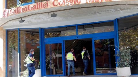 06/10/2020.-.Miembros de la Policía Autonómica se han presentado hoy en el Colegio Mayor Galileo Galilei, en Valencia, donde la celebración en sus instalaciones de una fiesta originó un brote de covid-19 y provocando la suspensión de las clases prese