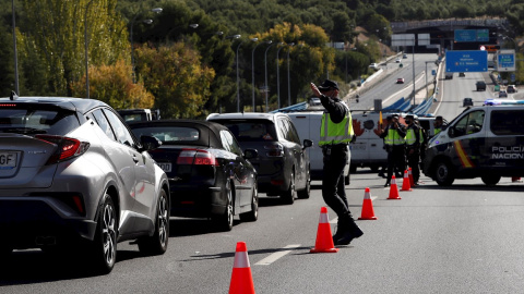 Uno de los controles puestos por la Policía Nacional en un acceso a la capital. - EFE