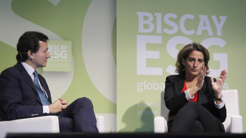 19.06.22019- La ministra en funciones de Transición Ecológica, Teresa Ribera, junto al CEO de Fineco Enrique Sáez, en la mesa redonda el miércoles 19 de junio en el "Biscay ESG Global Summit". EFE/Luis Tejido