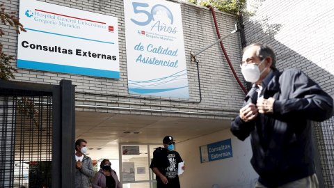 Varias personas con mascarilla a la salida del Hospital Gregorio Marañón el pasado lunes. EFE/Mariscal