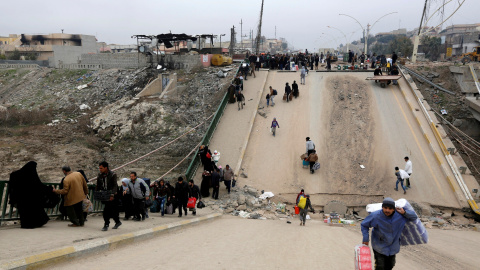 Personas desplazadas que huyen de los militantes del Estado Islámico cruzan el puente del barrio de Al-Muthanna en Mosul REUTERS/Ahmed Saad/File photo