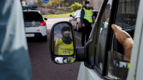 Un agente de la Guardia Civil durante un control en la entrada de Ourense. - EFE