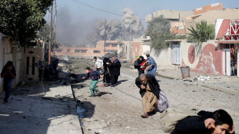 Personas corren asustadas después de que un ataque aéreo de la coalición alcance las posiciones del Estado Islámico en Mosul, en noviembre de 2016 REUTERS/Goran Tomasevic/Fotografía de archivo