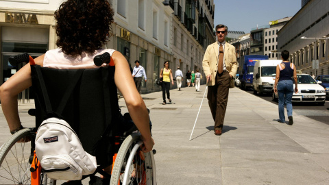 Dos personas con diversidad funcional, en una imagen de archivo. EP