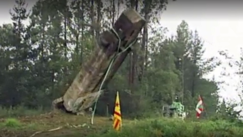 Momento en el que derriban la cruz de Gaztelumendi.