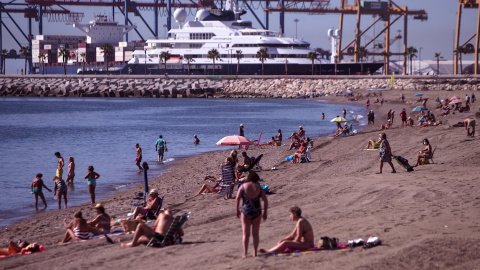 Numerosas personas disfrutan del buen tiempo en la playa de la Malagueta en Málaga, cuando las previsiones meteorológicas anuncian temperaturas en ascenso en Andalucía. EFE/Jorge Zapata