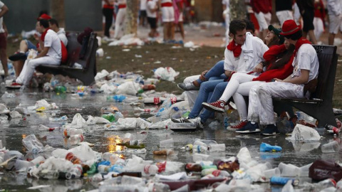 Jóvenes sentados en bancos en la Plaza del Castillo de Pamplona este domingo. /EFE