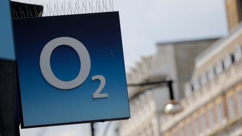 El logo de O2 en una tienda de la operadora de móviles en Londres. AFP/Tolga AKMEN