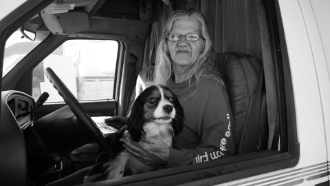 Linda Chesser en su autocaravana con la que recorrió EEUU para escribir su libro 'País nómada'. IMAGEN CEDIDA POR CAPITÁN SWING.