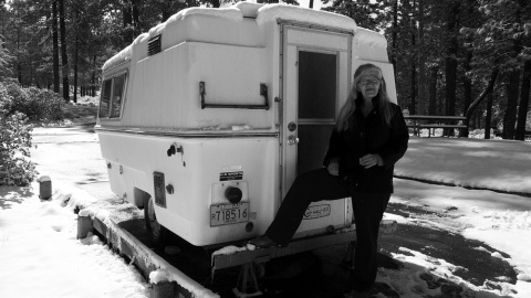 Linda Chesser en su autocaravana con la que recorrió EEUU para escribir su libro 'País nómada'. IMAGEN CEDIDA POR CAPITÁN SWING.