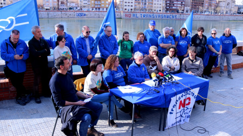 Membres de la PDE en una roda de premsa davant del riu Ebre. ACN