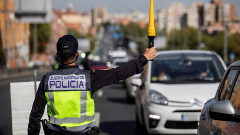 Agentes de la Policía Nacional en un control en una de las salidas de Madrid. - EFE