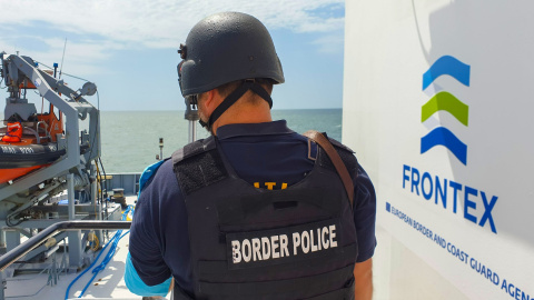 Un agente de Frontex en el Maeditarráneo.- FRONTEX