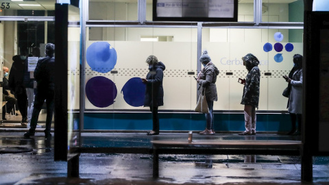 Varias personas esperan su turno en la puerta de un laboratorio de París para someterse a una prueba de coronavirus. EFE/EPA/MOHAMMED BADRA