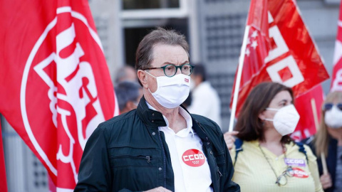 El secretario general de CC.OO., Jaime Cedrún; sostiene una pancarta durante una concentración convocada por CCOO y UGT. - ÓSCAR J. BARROSO (EUROPA PRESS)