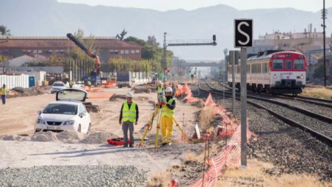 Trabajadores de Adif Alta Velocidad durante las obras de soterramiento de las vías del tren./EFE