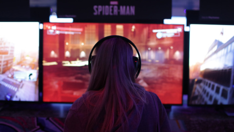 Una joven prueba uno de los juegos expuestos en el E3 (Entertainment Software Association)