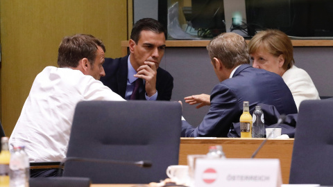 El jefe del Ejecutivo español, Pedro Sánchez; la canciller alemana, Angela Merkel, y el presidente francés, Emmanuel Macron, durante la reunión celebrada este jueves con el presidente del Consejo Europeo, Donald Tusk, sobre el reparto institucional co