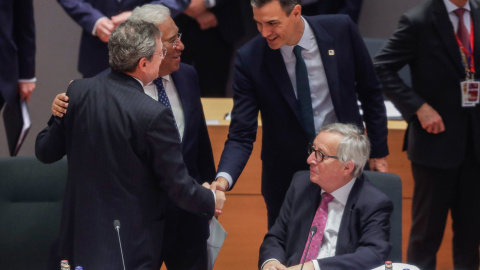 El presidente del Gobierno de España, Pedro Sánchez (d), saluda al presidente del Banco Central Europeo, Mario Draghi (i), y el primer ministro luso, Antonio Costa (2i), junto al presidente de la Comisión Europea, Jean-Claude Juncker (d), antes del com