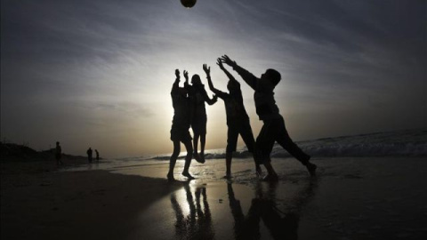 Imagen de archivo de unos niños jugando a la pelota. EFE