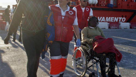 Miembros de Cruz Roja acompañan a dos de mujerers rescatadas al oeste de la isla de Alborán hace unos días. EFE / Alba Feixas.