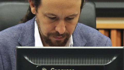 El secretario general de Podemos, Pablo Iglesias, hace declaraciones en el Congreso. EFE/Ballesteros