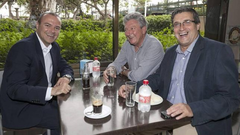 Augusto Hidalgo (i), del PSOE; Javier Doreste (d), de LPGC Puede-Podemos, y Pedro Quevedo (c), de NC. Los tres partidos conforman el Gobierno de Las Palmas. EFE/Archivo