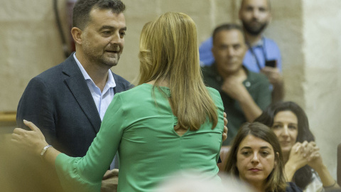 La presidenta de la Junta de Andalucía, Susana Díaz, se dirige en su escaño a Antonio Maíllo, de Izquierda Unida, tras ser investida esta tarde en el Parlamento andaluz en Sevilla como jefa del Ejecutivo regional. EFE/Julio Muñoz