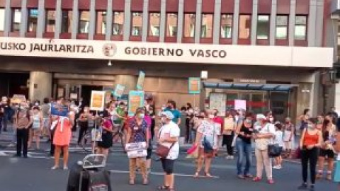 Sindicatos vascos se concentran por una vuelta segura a clase