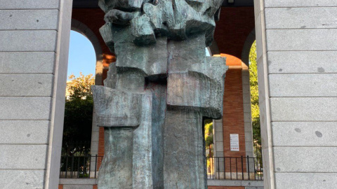 La estatua de Largo Caballero vandalizada.- TWITTER