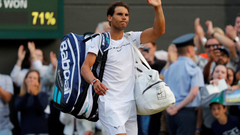 Rafa Nadal saluda a los aficionados en su adiós a Wimbledon en los octavos de final. /REUTERS