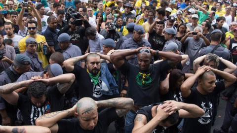 Carecas do Subúrbio detenidos por la policía en Sao Paulo durante una protesta contra Dilma.