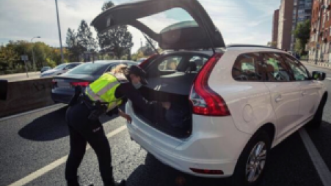 "Vamos de camino a la oficina": el vídeo viral de la pillada de la Policía a una familia intentando salir de Madrid con el maletero lleno de comida y maletas