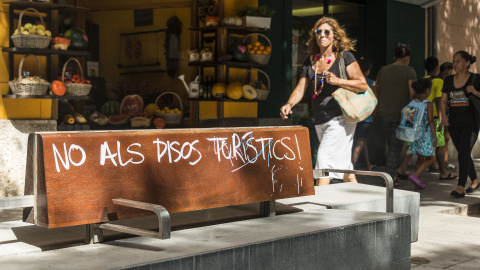 Pintada contra los pisos turísticos en Palma. / EFE