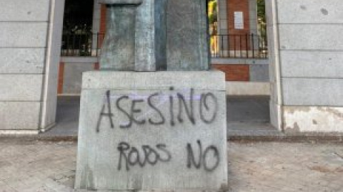 Vox amenaza tras la pintada a la estatua de Largo Caballero: "Derogad la Ley de Memoria Histórica. Primer aviso"