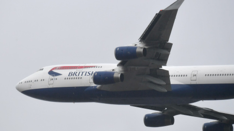 Un aparato Boeing 747 de British Airways sobrevuelta el aeropuerto londinense de Heathrow. REUTERS/Toby Melville